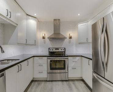 U – Shape kitchen, 9 ft x 8 ft x 8 ft. BODBYN off-white finish